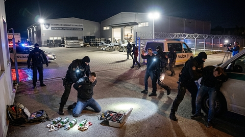 Polícia prekazila plánovaný útok na fabriku s dronmi. Dvaja skončili vo väzbe, prezident žiada prísnejšie opatrenia